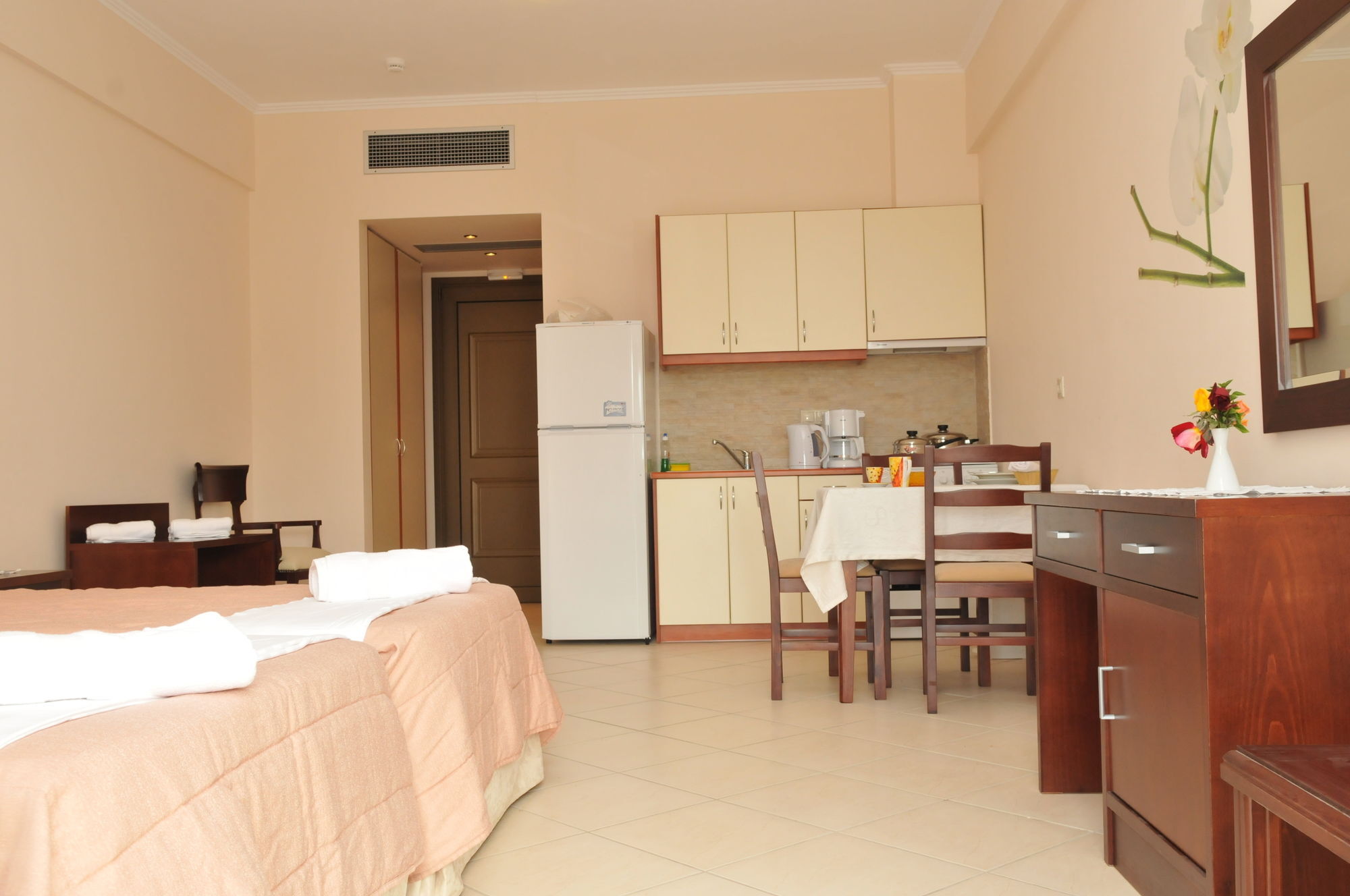 Finiki Plaza Aparthotel เมโธนี ภายนอก รูปภาพ
